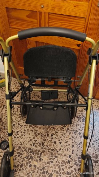 Andador/Caminador con asiento y cesta