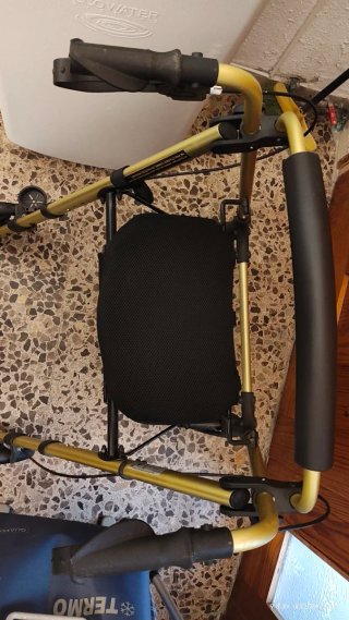 Andador/Caminador con asiento y cesta