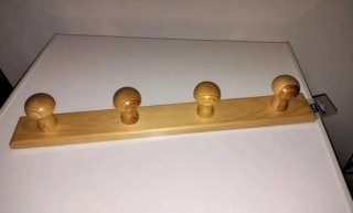 Colgador de pared de madera con un diseño rústico
