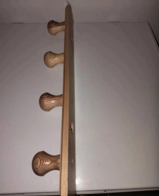 Colgador de pared de madera con un diseño rústico