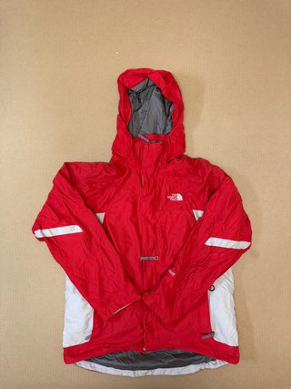 Chaqueta Cortavientos The North Face Roja y Blanca Logo Espalda