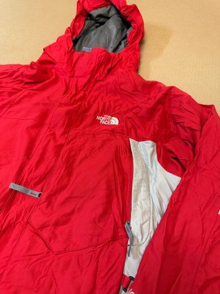 Chaqueta Cortavientos The North Face Roja y Blanca Logo Espalda