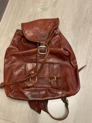 Mochila de cuero marrón