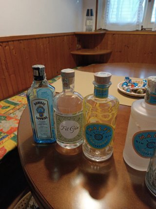 10 bottiglie di gin vuote