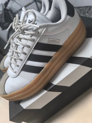 Zapatillas Adidas Court Bold Blancas y Marrones