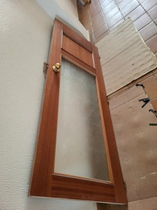 Puerta de salón con cristal