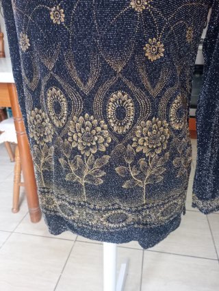 Elegante maglia nera con dettagli oro