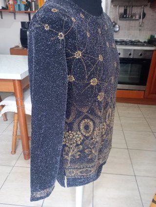Elegante maglia nera con dettagli oro