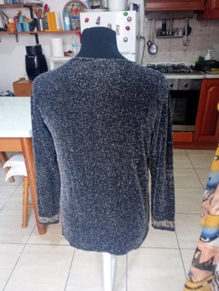 Elegante maglia nera con dettagli oro