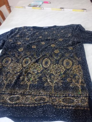 Elegante maglia nera con dettagli oro