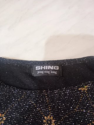 Elegante maglia nera con dettagli oro