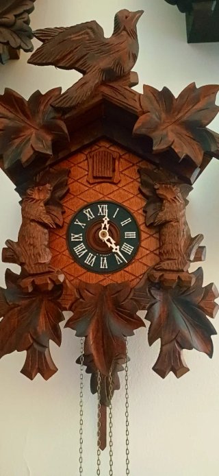 Orologio a cucù in legno intagliato