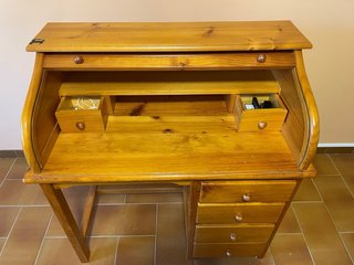 Escritorio de madera de pino con cajones.