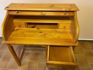 Escritorio de madera de pino con cajones.