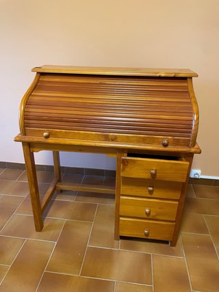 Escritorio de madera de pino con cajones.