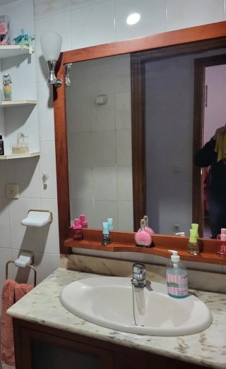 Mueble de baño madera y mármol con lavabo