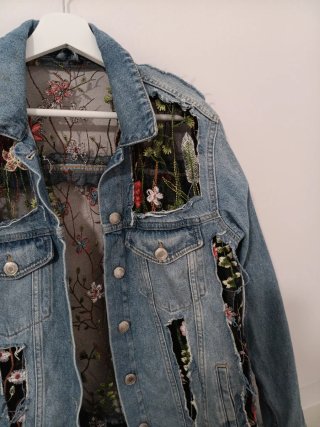 Chaqueta vaquera Bershka bordada Talla S