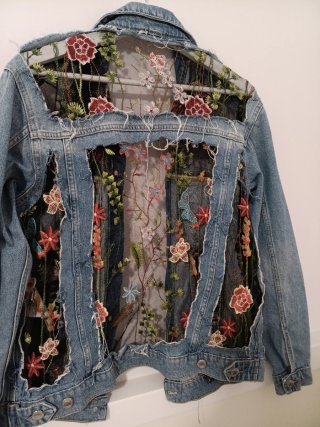 Chaqueta vaquera Bershka bordada Talla S