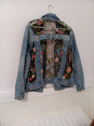 Chaqueta vaquera Bershka bordada Talla S
