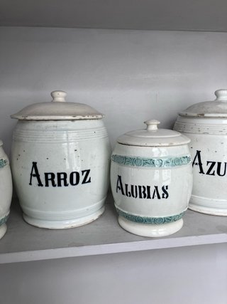 Botes de cerámica antiguos legumbres