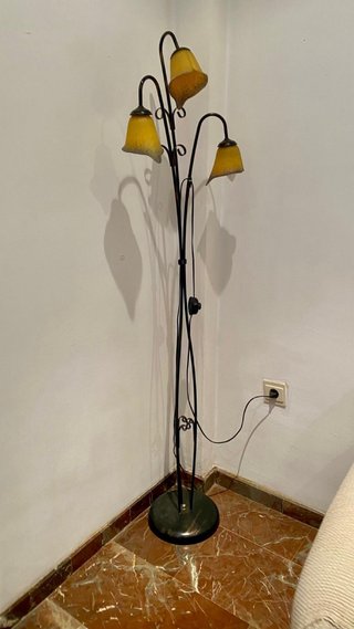 Lámpara de pie de metal con tulipas amarillas