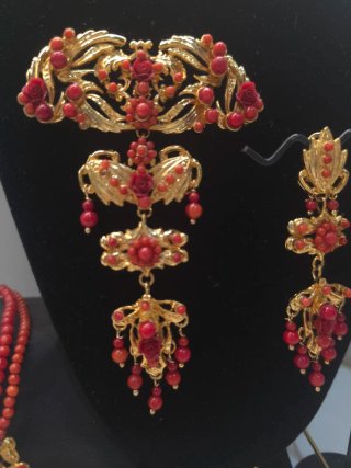 Aderezo de coral y oro