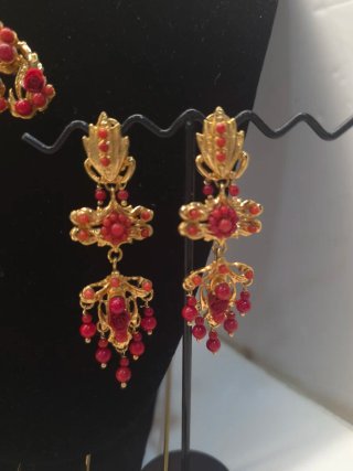 Aderezo de coral y oro