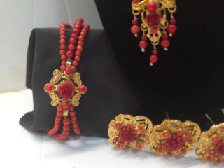 Aderezo de coral y oro