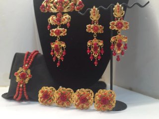 Aderezo de coral y oro