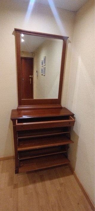 Mueble tocador de madera con espejo