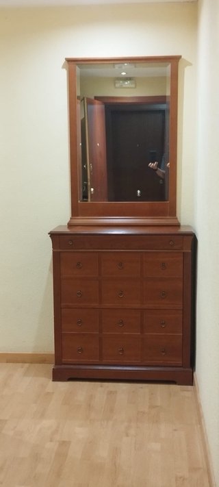 Mueble tocador de madera con espejo