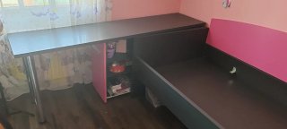 Cama individual y escritorio negra y rosa