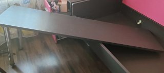 Cama individual y escritorio negra y rosa
