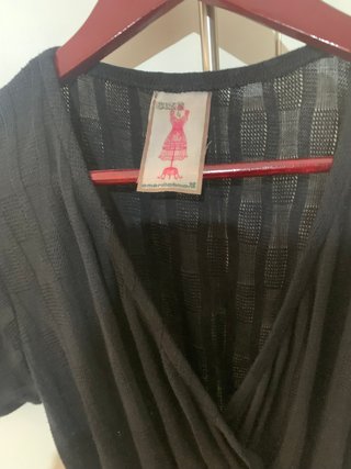 Vestido negro de punto con volantes