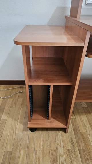 Mesa escritorio madera y silla