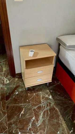 Mesita de noche de madera con ruedas