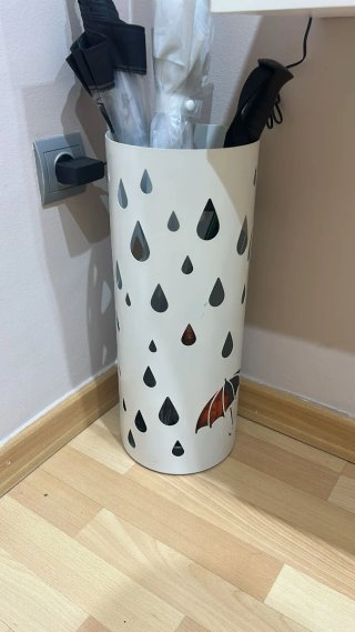 Paragüero blanco con diseño de gotas