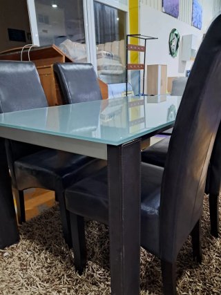 Mesa cristal extensible + 4 sillas polipiel