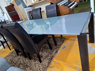 Mesa cristal extensible + 4 sillas polipiel