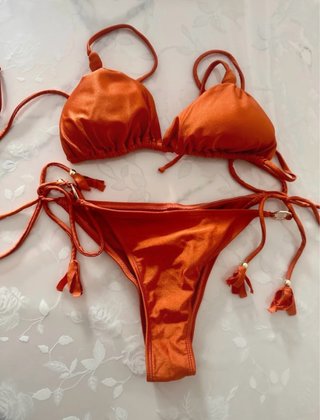 Costume arancione con nappe