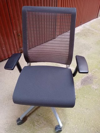 Silla de oficina Steelcase Think v1 apoyabrazos 3D