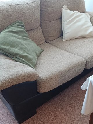 Sofás de tela beige y piel marron dos sofás 3+2