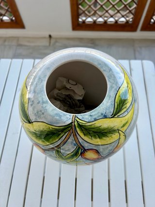 Vaso in ceramica con fiori dipinti