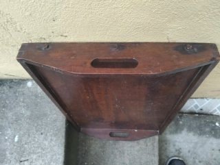 Tabuleiro de madeira com parafusos