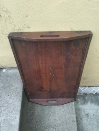 Tabuleiro de madeira com parafusos