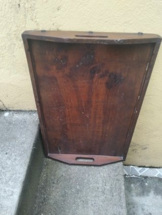 Tabuleiro de madeira com parafusos