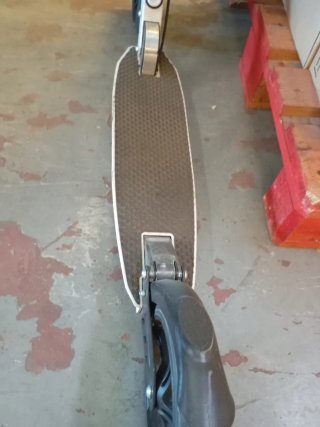 Patinete blanco y negro