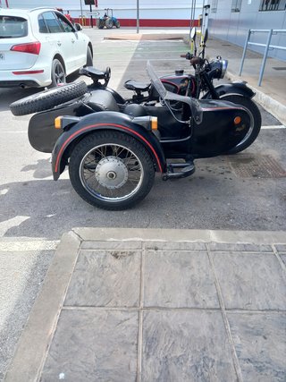 Ural Dnepr Moto con Sidecar Negra