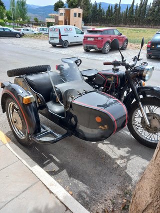 Ural Dnepr Moto con Sidecar Negra