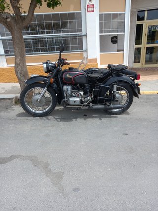 Ural Dnepr Moto con Sidecar Negra
